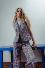 Pantalón de gabardina elastizada con estampado a cuadros y flores, corte recto y tiro alto.