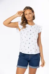 Remera color beige con estampado floral, cuello redondo y mangas cortas con volados.