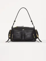 Cartera bandolera negra de cuero vacuno con forro de poliéster jacquard. Tiene cierre superior, correa de cuero ajustable y múltiples bolsillos externos con cierre.