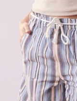 Short de lino estampado a rayas verticales grises, con pretina elastizada y cordón de ajuste.