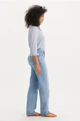 Pantalón de jean celeste de corte recto y tiro alto.