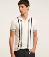 Camisa polo de punto color crema con rayas verticales azul marino, cuello con cremallera, manga corta con ribete a rayas y corte slim fit.