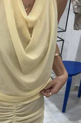 Top amarillo pálido con escote halter y espalda descubierta.