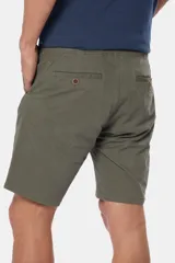 Bermuda color beige con cintura elastizada, bolsillos laterales y traseros.