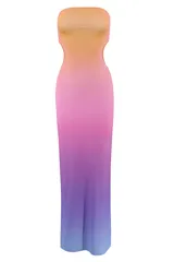 Vestido largo strapless con abertura lateral, color rosa con degradado a lila.