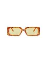 Lentes de sol en diseño tortuga con forma rectangular y lente amarillo.