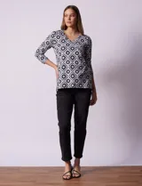 Blusa de algodón estampado, marca Ruby Rd. Escote en V cruzado y mangas ¾.