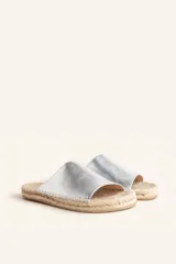 Sandalias plateadas de cuero con base de yute natural y suela de goma.