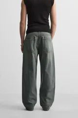 Pantalón de jean celeste con efecto lavado, corte amplio tipo baggy y cinco bolsillos.