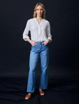 Jean de tiro alto, marca Royalty, color azul. Pretina con pasadores, botón y cierre. Delantera y trasera con bolsillos. Costura lateral asimétrica. Fit Wide Leg.