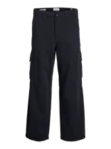 Pantalón cargo negro de pierna ancha con fit amplio y tiro medio alto. Cuenta con bolsillos delanteros, traseros y laterales, cierre con cremallera y puños doblados. Tejido woven resistente que no se estira.