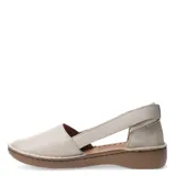 Sandalias de cuero negro con diseño de punta cerrada y laterales calados. Poseen una tira posterior para ajuste, suela plana y costuras decorativas visibles en el contorno de la base.