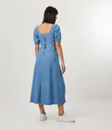 Vestido midi de jean celeste con escote en V, mangas cortas abullonadas, botones forrados en el frente, abertura frontal y corte en la cintura.