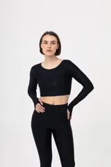 Calza larga de lycra negra, tiro alto, con cintura ancha y corte ajustado.