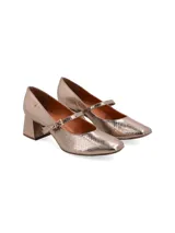 Zapato tipo Mary Jane de cuero charol negro con punta semi cuadrada, tira sobre el empeine con hebilla metálica y tacón bloque.