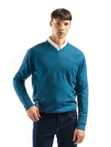 Sweater celeste de punto con cuello en V y mangas largas.