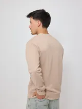 Sweater negro de corte regular con logo Rusty estampado en el pecho.