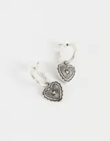 Aros tipo argolla bañados en plata con dije de corazón antique.