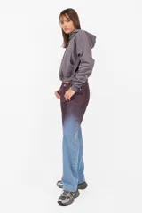 Pantalón denim de corte recto, color azul con teñido sopleteado en morado en la parte superior.