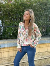 Camisa estampada con flores y paisley en tonos rosa, verde y amarillo.