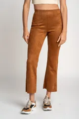Pantalón marrón de corte recto, tiro alto y textura gamuzada.