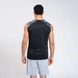 Musculosa deportiva negra con cuello redondo y sisas amplias. Presenta un estampado geométrico en los hombros y el logo de Umbro en el pecho.