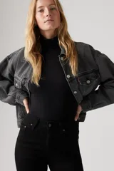 Pantalón de jean negro de tiro alto y corte flare.