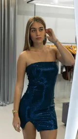 Minivestido de fiesta color verde inglés con lentejuelas, corte ajustado y strapless.