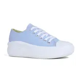 Zapatillas deportivas bajas negras con plataforma blanca y cordones blancos.