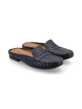 Zueco de cuero azul marino con diseño tipo mocasín y detalle de costuras en contraste.