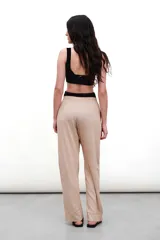 Top de bikini negro de tejido italiano con protección UV+50, de corte clásico y calce adaptable.