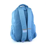 Mochila azul con detalles en violeta, con logo de Umbro en el frente y en la parte inferior. Tiene un bolsillo frontal con cierre, dos bolsillos laterales y un asa superior.