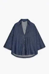 Camisa de denim azul con cuello de solapa, escote en pico, cierre frontal con botones y mangas anchas hasta el codo.