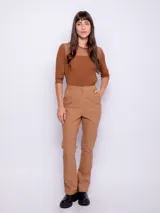 Pantalón recto de tiro alto, color marrón, confeccionado para mayor comodidad.