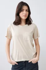 Remera color beige con lurex, de manga corta y corte recto.