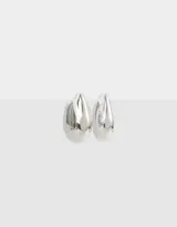 Aros argolla plateados estilo chunky de metal.
