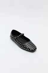 Balerina negra con apliques de strass en toda la superficie y tira fina con hebilla.