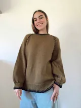Sweater tejido a mano con lana color marrón. Tiene terminaciones en crochet con hilo de seda color negro. Silueta recta, cuello a la base y mangas ranglan baloon.
