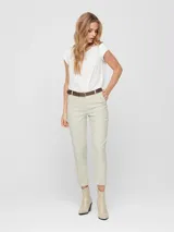 Pantalón de vestir Only color crema, de corte recto y tiro medio.