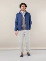 Sobrecamisa azul de hombre confeccionada en tejido gabardina de 97% algodón y 3% elastano. Corte regular fit, cuello clásico, bolsillos tipo parche y cierre con botones.