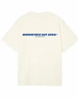Remera de algodón color crema o blanco roto, corte oversize, con estampado en la espalda en color azul que dice "BOHEMIAN DSG®" y debajo en texto más pequeño "CERTIFIED AUTHENTIC STREETWEAR".