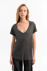 Remera gris de jersey de algodón peruano, de calce fitted, escote en "V" y manga corta. Presenta detalle de bordado marcario en frente a tono.