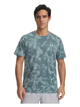 Remera deportiva Under Armour Launch Printed para hombre, color verde con estampado abstracto y logo en el pecho.