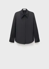 Camisa negra de seda de mora con cuello camisero, corte recto, mangas largas con puños abotonados y cierre frontal con botones.