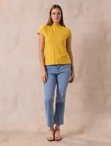 Remera amarilla de algodón con cuello alto.