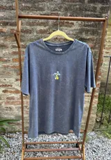 Remera manga corta azul con efecto gastado y estampado de un hongo con sombrero.