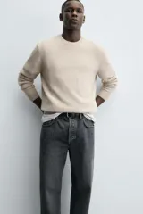 Sweater verde oscuro de punto, con cuello redondo y manga larga. Tejido en hilatura con mezcla de lana y acabados en rib.