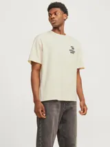 Camiseta color crema de manga corta y cuello redondo con estampado pequeño en el pecho.