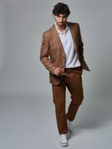 Pantalón jogger en color verde, con corte cómodo y tejido ligero.
