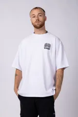 Remera negra de corte oversize con estampado blanco en el pecho.